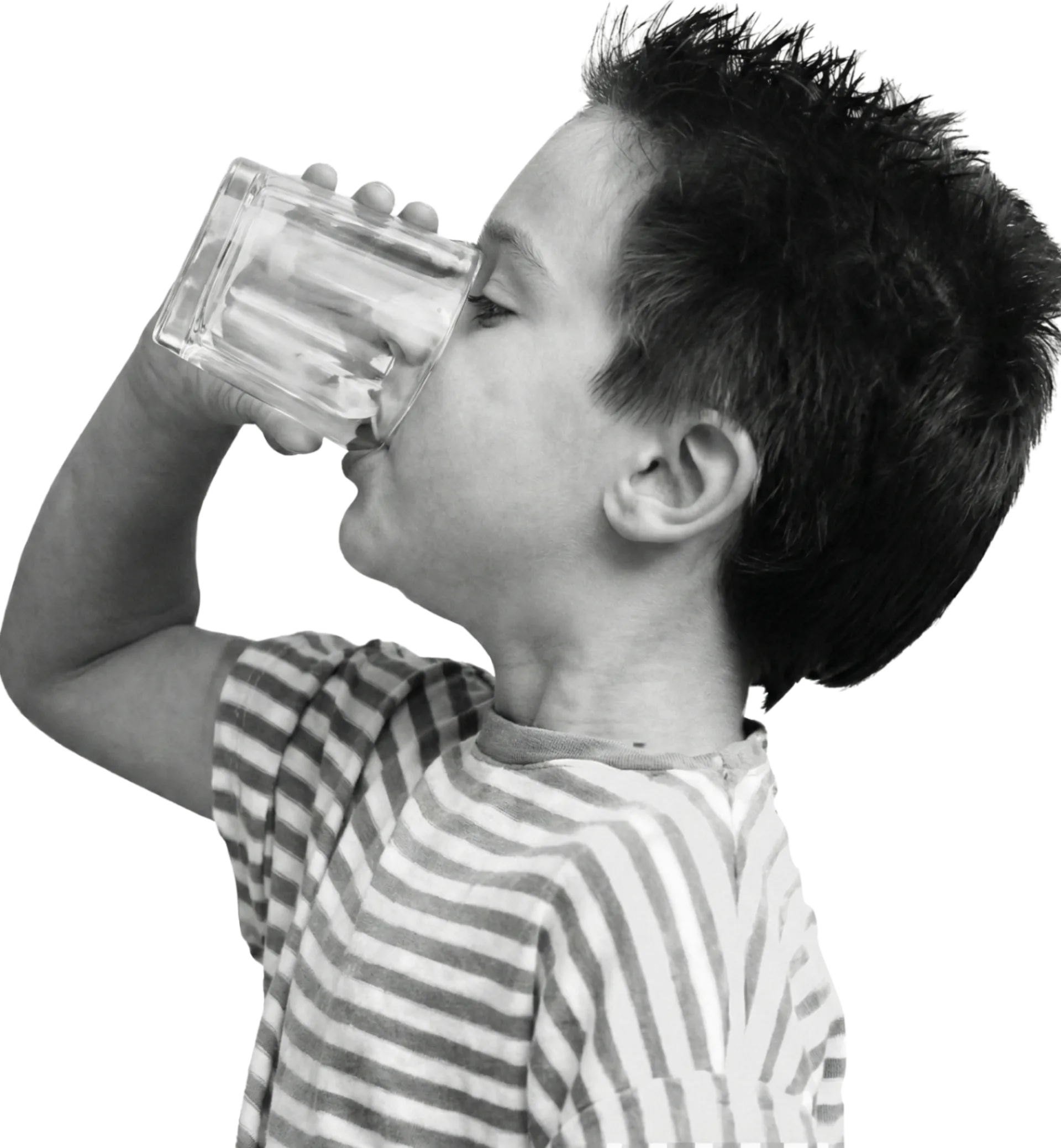 Bambino che beve acqua pura